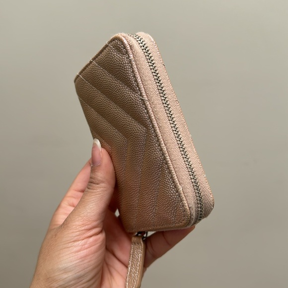 {Chanel} 🦄 17B Iridescent Rose Gold Zippy Wallet - Picture 4 of 6